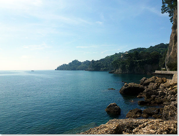 Blick auf die steile Kste genieen. Wenn es windstill und sonnig ist, ldt das glatte, blaue Wasser des ligurischen Meeres auch schon im Mai zum Baden ein.
