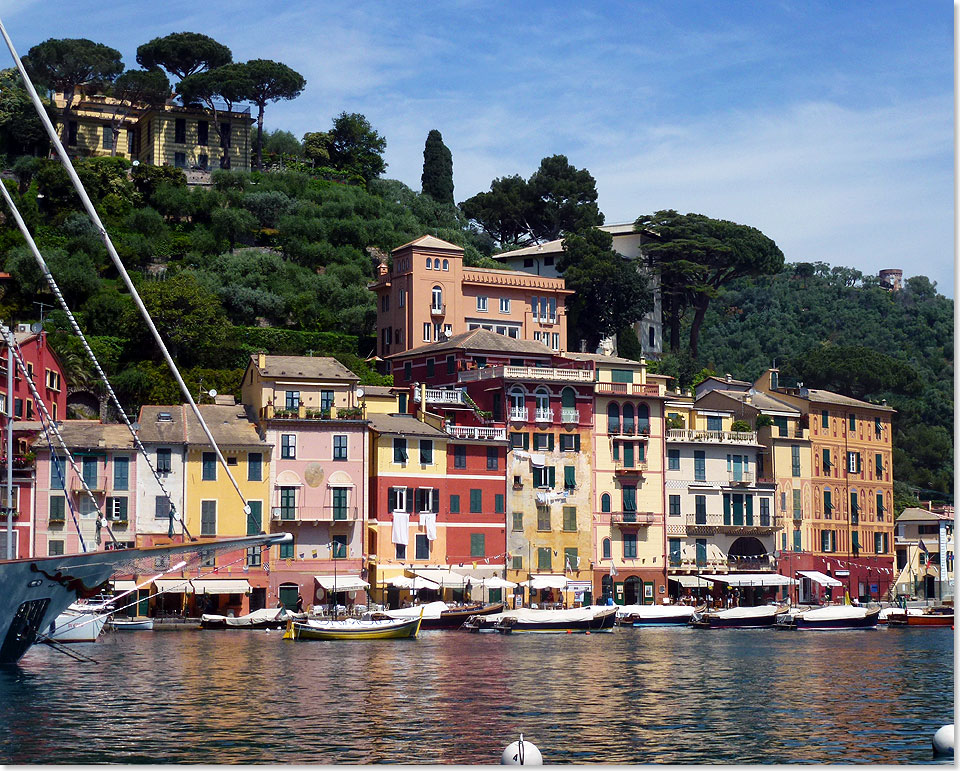 Die bunten Häuser des kleinen Ortes Portofino drängen sich dicht am Wasser.