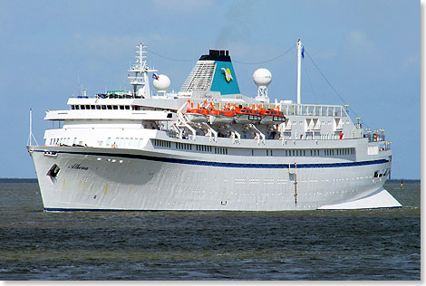 MS ATHENA im Charter von Phoenix-Reisen in Bremerhaven.