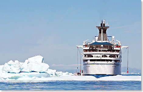 Die DELPHIN von Passat Kreuzfahrten im Eis.