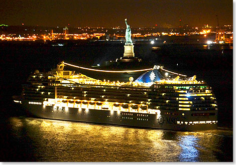 Die MSC POESIA vor New York.