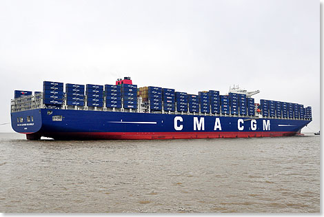 Mit Hilfe von drei Schleppern wurde die 396 Meter lange und 54 Meter breite CMA CGM ALEXANDER VON HUMBOLDT zunchst im Wendebecken vor dem Containerterminal in Bremerhaven gedreht und dann an den Liegeplatz bugsiert. 