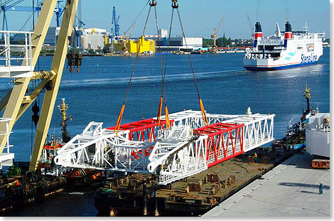 Der 1200-Tonnen-Offshorekran geht in Teilen an die Crist-Werft nach Polen. 