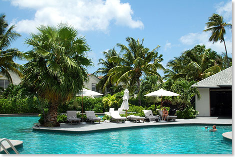 Mit seinen luxuriösen Villen und Poolanlagen gehört das Fünfsternehotel Carlisle Bay Resort zu den besten Adressen der Karibikinsel.