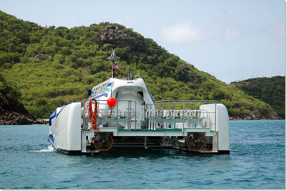 Mit dem Hightech-U-Boot SUBCAT können Touristen vor Antiguas Küste trockenen Fußes auf Tauchstation gehen. Ein Taucher lockt einen Baracuda an und stellt sich als Fotomodell zur Verfügung. Nach dem 40-minütigen Tauchtrip gehen alle mit strahlenden Gesichtern und zwei Dutzend neu gelernten Fischnamen von Bord.
