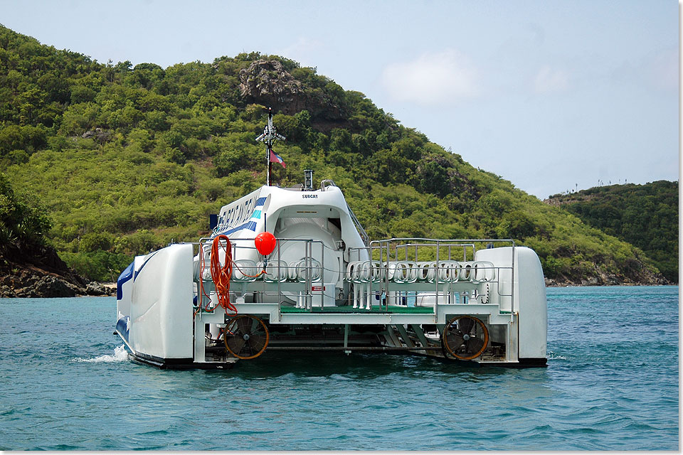 Mit dem Hightech-U-Boot SUBCAT knnen Touristen vor Antiguas Kste trockenen Fues auf Tauchstation gehen. Ein Taucher lockt einen Baracuda an und stellt sich als Fotomodell zur Verfgung. Nach dem 40-mintigen Tauchtrip gehen alle mit strahlenden Gesichtern und zwei Dutzend neu gelernten Fischnamen von Bord.