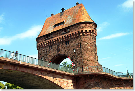Die Alte Mainbrücke wirkt akzentuiert durch den mächtigen Brückentorturm am oberen Ende