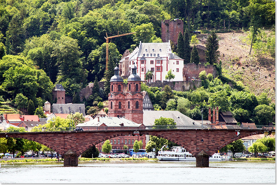 Miltenberg am Main ist erreicht. Blick auf die Alte Mainbrücke, die Pfarrkirche St. 
	Jakobus und die Mildenburg