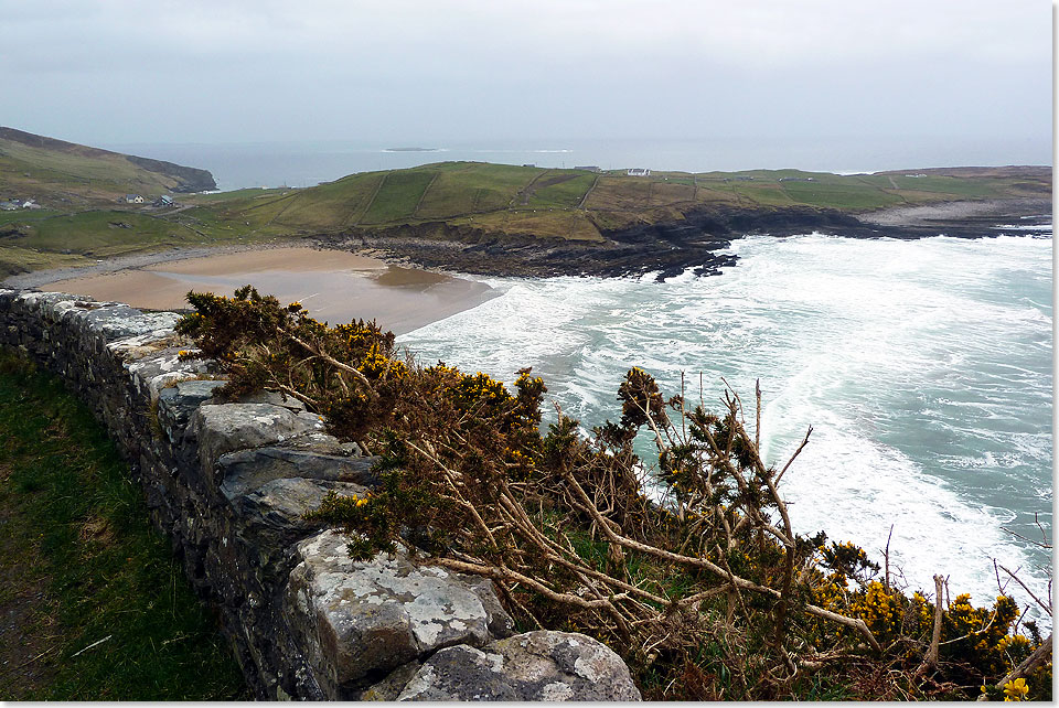  Brechende Wellen in einsamen Buchten an der Kste Donegals.