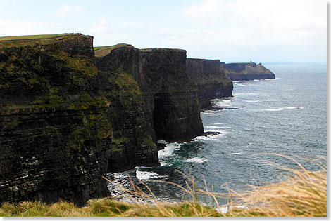 An den Cliffs of Moher strzt das Land 200 Meter in die Tiefe.