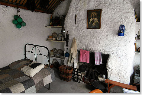 Vom harten Leben der Fischer zeugt in Glencolumkille eine Htte aus dem letzten Jahrhundert. Kein Strom, ein einfaches Bett, Regalbretter statt Schrnken, der Kamin war die einzige Wrmequelle