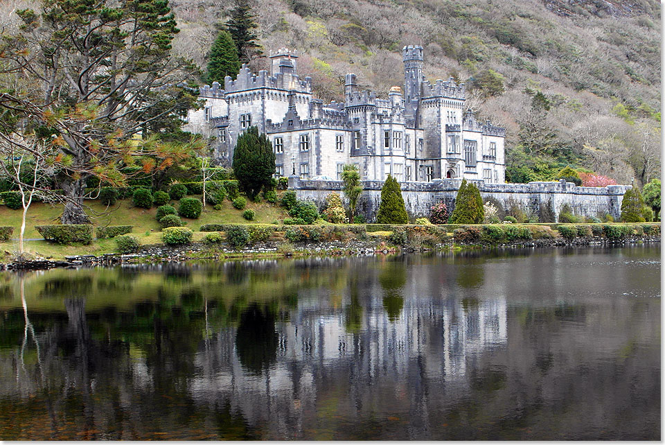 Die Kylemore Abbey beherbergt heute eine Klosterschule. Die Grten sind Ziel vieler Besucher.
