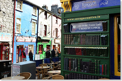 Cafs und Kneipen locken im Latin Quarter von Galway Leser und Trinker.