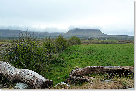 Einsames Mayo. Wolken lagern auf den Bergspitzen in der Nhe der Stadt Sligo.