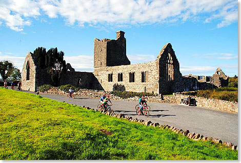 Jede Menge Grn und malerische Ruinen, wie die des Klosters Creevelea Friary nahe Dromahair in Sligos Nachbar-County Leitrim sind die perfekte Kulisse fr eine Radtour.