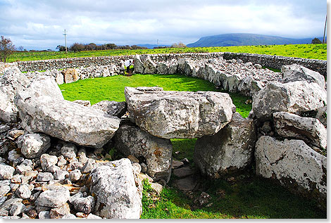 Neben dem legendren Grab der Knigin Mabh auf dem Berg Knocknarea zhlt die steinzeitliche Megalithanlage Creevykeel Court Tomb zu den steinzeitlichen Hotspots rund um Strandhill.