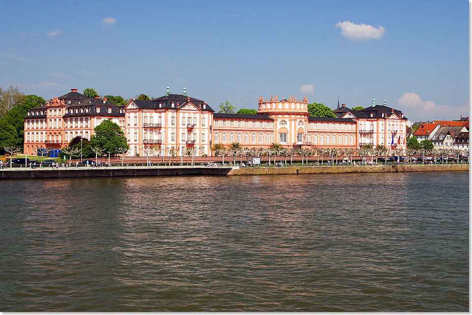 Obwohl das Schloss Biebrich heute ein einheitliches Erscheinungsbild hat, entstand 
	der Bau nicht nach einem Gesamtplan. Durch eine komplizierte Baugeschichte zeigt sich das Gesamtbild der heutigen Schlossanlage in Wiesbaden-Biebrich, direkt am Rheinufer