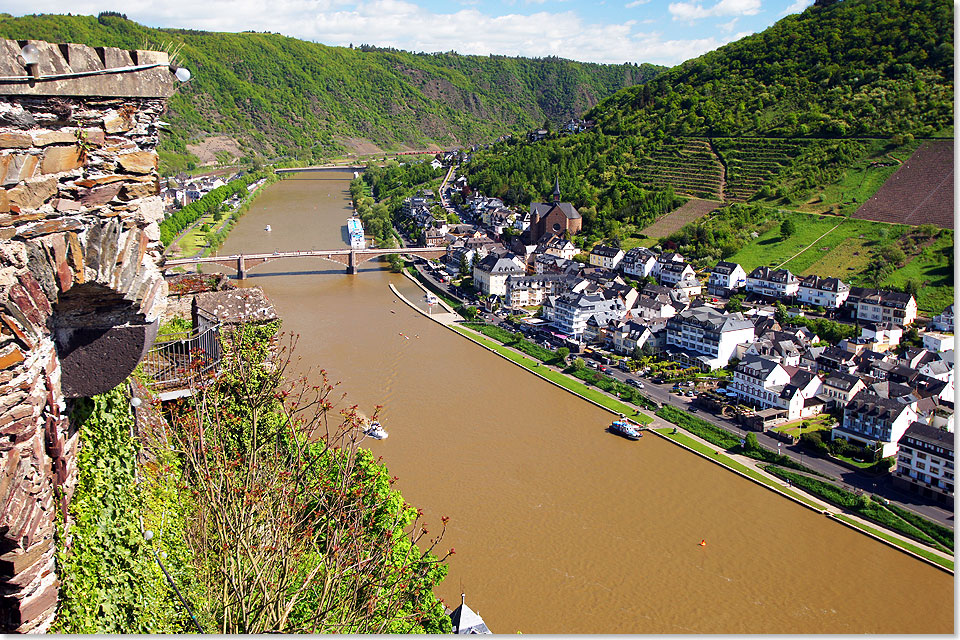 Blick von der Reichsburg in Cochem auf das Moseltal