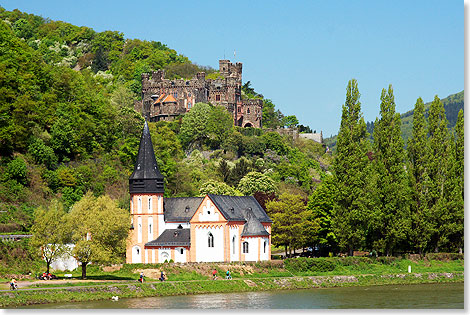 Burg 
	Reichenstein in Trechtingshausen und die Klemenskapelle im Vordergrund