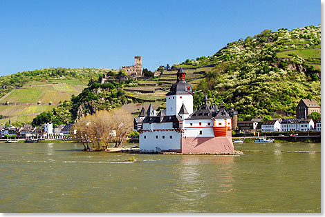 Die Burgen Pfalzgrafenstein (vorn im Rheinhochwasser) und Gutenfels bei Kaub
