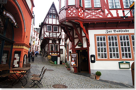 Zurück 
	am Markt: Links der Ratskeller, rechts Zur Badstube und in der Mitte die 
	Weinstube Spitzhäuschen, das originellste Haus in Bernkastel