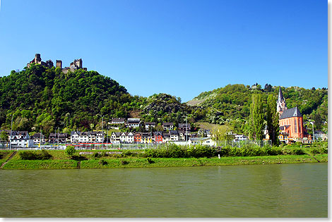 Die Schnburg ber Oberwesel, rechts die Rote Kirche Unserer Lieben Frau