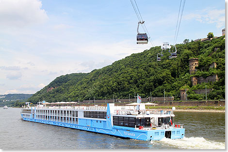 Die TUI ALLEGRA auf Talfahrt am Deutschen Eck in Koblenz