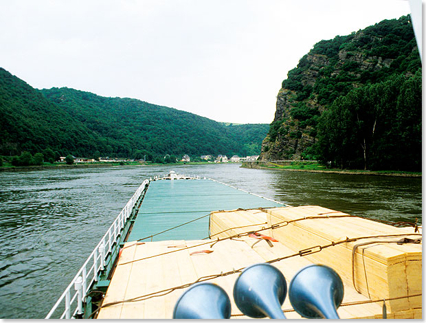 Der 
			Loreley-Felsen, der sich am stlichen rechten Rheinufer als 132 
			Meter hoher, steil aufragender Felsriegel sdlich von Sankt 
			Goarshausen dem Strom in den Weg stellt