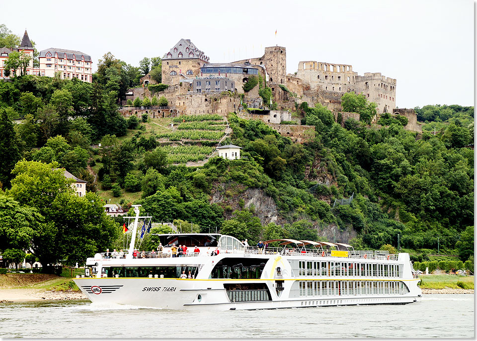 Die SWISS TIARA begegnet der ATOLL bei St. Goar unterhalb der Burg-Ruine Rheinfels