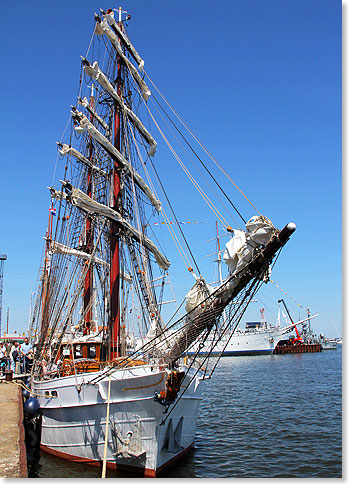 Die Brigg SS APHRODITE vor GORCH FOCK (1) im Stralsunder Hafen.