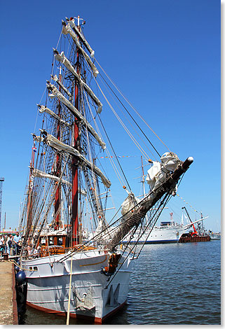 SS APHRODITE vor GORCH FOCK I im Stralsunder Hafen