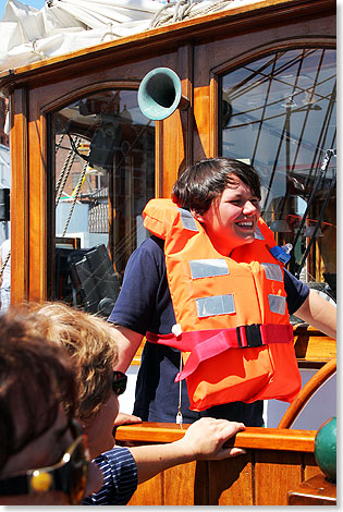 Steuerfrau 
			Carmen bei der Sicherheitseinweisung