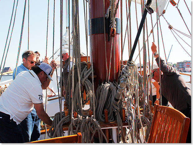 oder helfen beim Segelsetzen  die Passagiere haben die Wahl