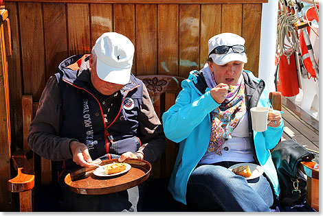 und bei verdienter Pause bei Kaffee und Kuchen an Deck