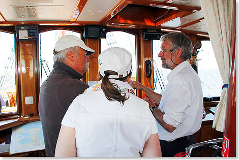 Passagiere 
	im Gespräch mit dem Kapitän auf der Brücke