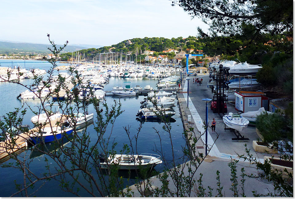 Im relativ kleinen Hafen von Saint-Cyr-sur-Mer findet man sowohl 
			Fischerboote als auch Segelschiffe und Tauchboote
