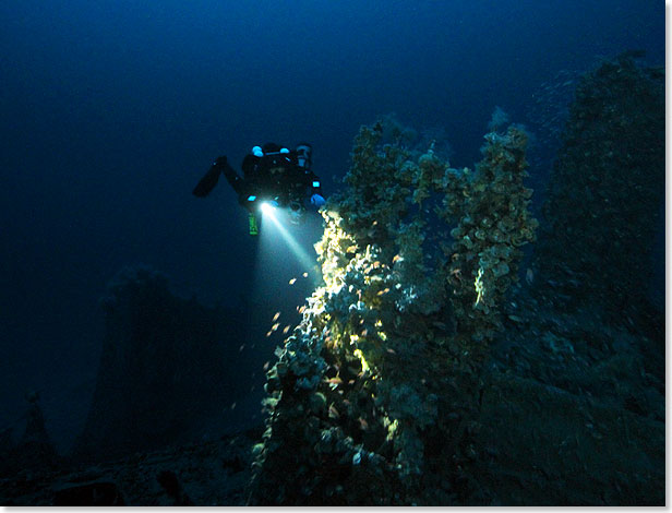 Der Turm der PROTE, der beschdigt wurde als das U-Boot gegen eine Mine fuhr. In der Tiefe ist es auch dann, wenn die Sonne hoch steht, ziemlich dunkel, doch das Wasser ist sehr klar und der Taucher sieht soweit die Lampe reicht.