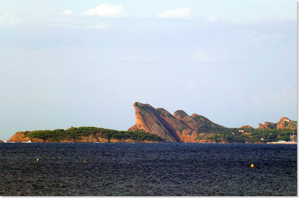 Der Bec de l'aigle (Schnabel des Adlers) ist das Merkmal von La Ciotat 
		  Hafen von Saint-Cyr-sur-Mer