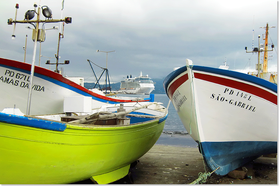 Die Azoren sind, bis 
	auf die Kirchen, geschlossen, es ist ein hoher Feiertag, Shopping fllt aus, 
	dafr gibt es einen Strand-Spaziergang.