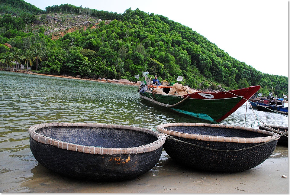 An der 
	zentralvietnamesischen Ostseeküste, wie hier in Laguna Lang Co, nutzen 
	Fischer wie Kuong seit altersher runde Boote.