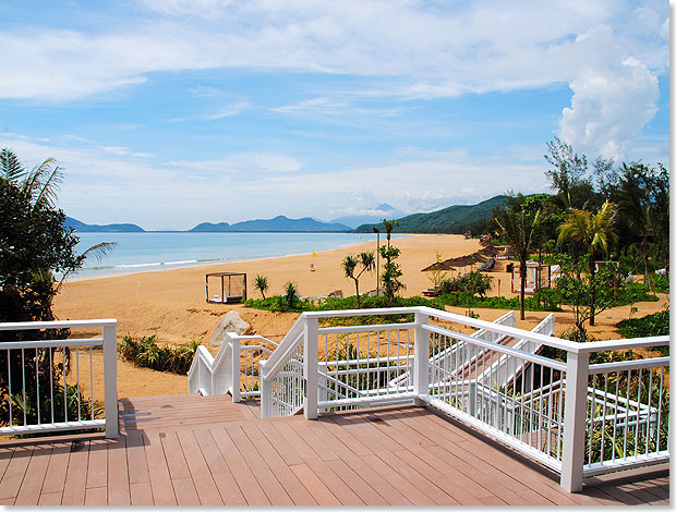 Wegen seiner romantischen 
			Lage ist das Banyan Tree Lang Co besonders bei Paaren beliebt. Viele 
			heiraten  hier. Vom Hochzeitspavillon (im Bild die Terrasse) 
			hat man einen traumhaften Blick auf den Ostseestrand und  die 
			grnen Berge des Bach Ma Nationalparks.