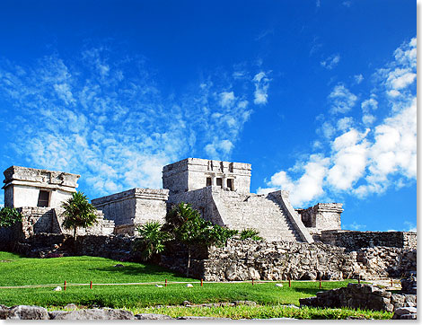 Anders als alle anderen Maya-Fundsttten liegt Tulum direkt am Meer an der Riviera Maya. Die bekanntesten Gebude sind neben dem sogenannten Schloss der Tempel des Herabsteigenden Gottes, der Tempel des Windes und der Freskentempel. 