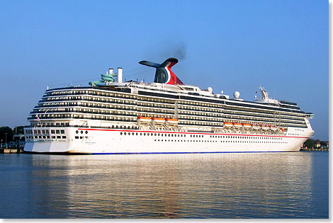 Die CARNIVAL LEGEND luft Warnemnde an, den Hafen von Berlin.