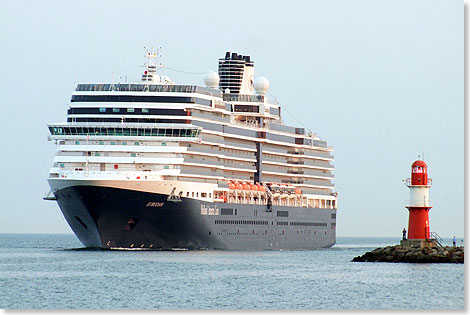 Die EURODAM bei der Einfahrt in Warnemnde.