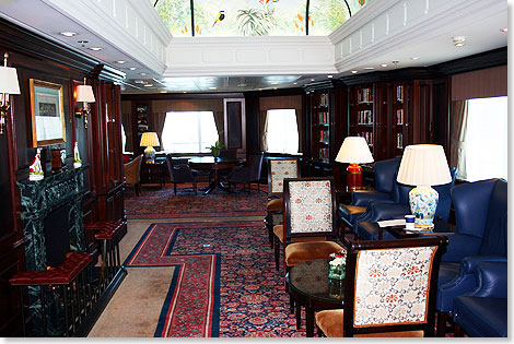 Der Drawing Room auf Deck 10 ist 
			Lese-, Studier- und Kartenzimmer in einem und kombiniert geschickt 
			dunkle Farbtne mit hellen Lichteffekten.