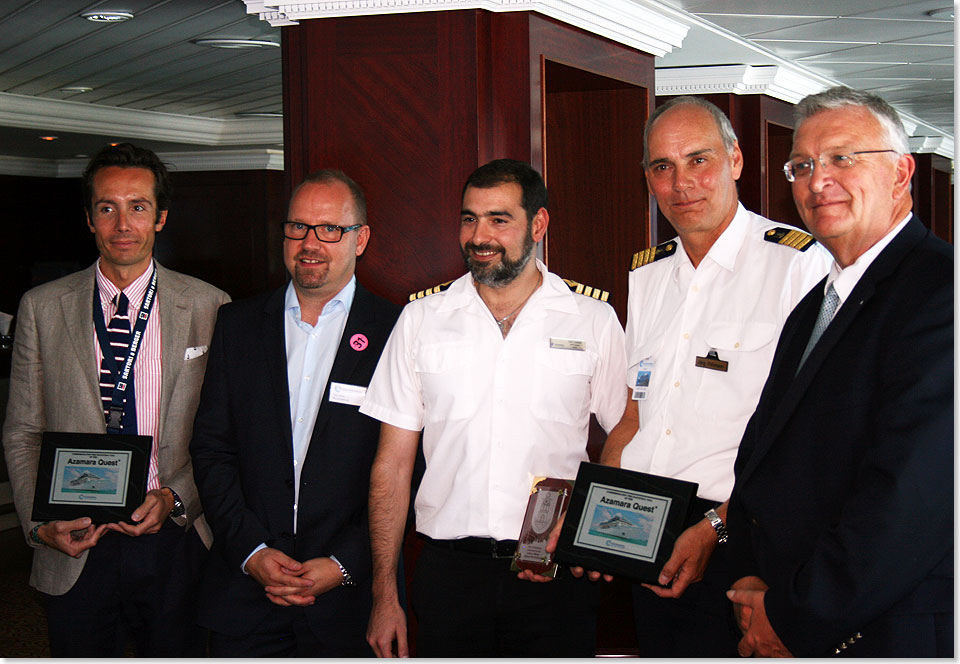 Gruppenfoto mit Plakette. Von links Simone Tommaso Maraschi (Sartori & Berger), Tom Fecke (Azamara Club Cruises Germany), Panos Panagopoulos (Staff Captain der AZAMARA QUEST), Hafenkapitn Jrg Pollmann (Hamburg Port Authority) und Dr. Stefan Behn (Hamburg Cruise Center).