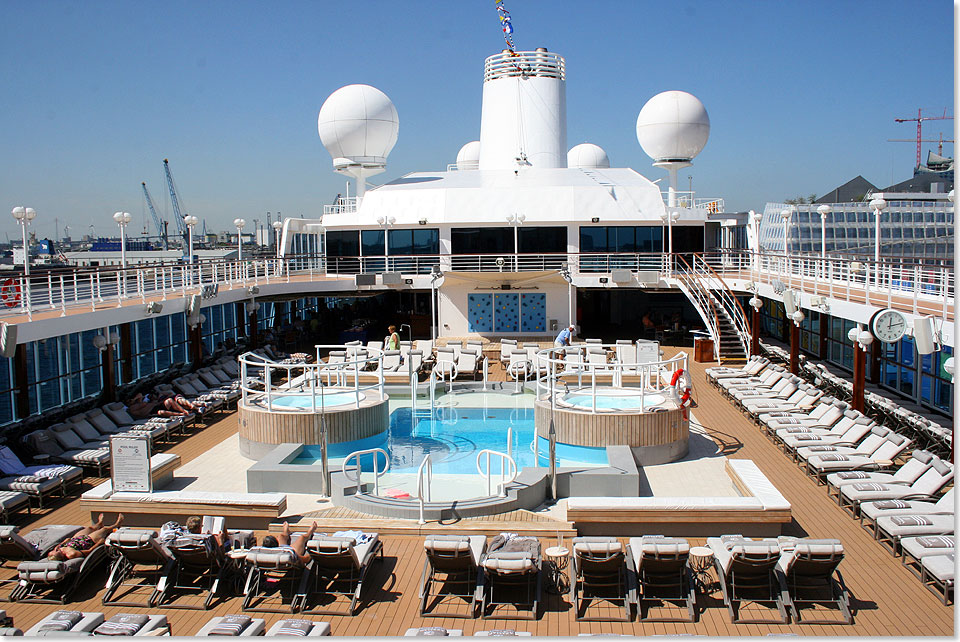 Blick ber das Pooldeck der AZAMARA QUEST nach achtern. Liegesthle und Handtcher sind wie mit dem Lineal gezogen arrangiert.
