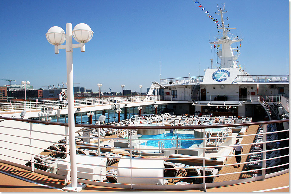 Blick ber das Pooldeck der AZAMARA QUEST nach vorne