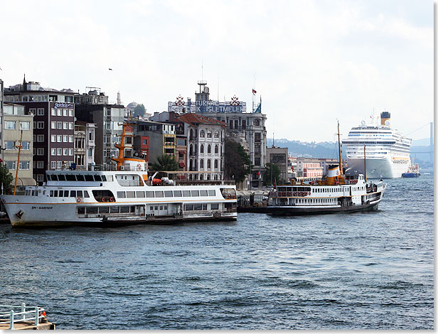 Die COSTA FASCINOSA liegt in Istanbul.