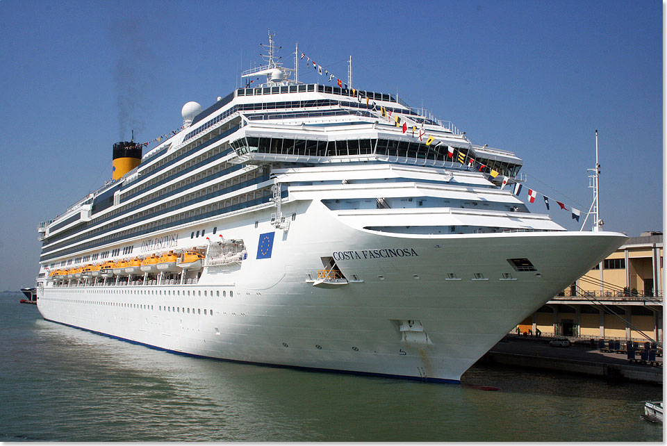  Die COSTA FASCINOSA am Kreuzfahrt-Terminal Marittima  Terminal Passeggeri  in Venedig.